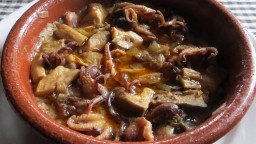 Recepta de cuina de Cassoleta de popets amb llenegues negres